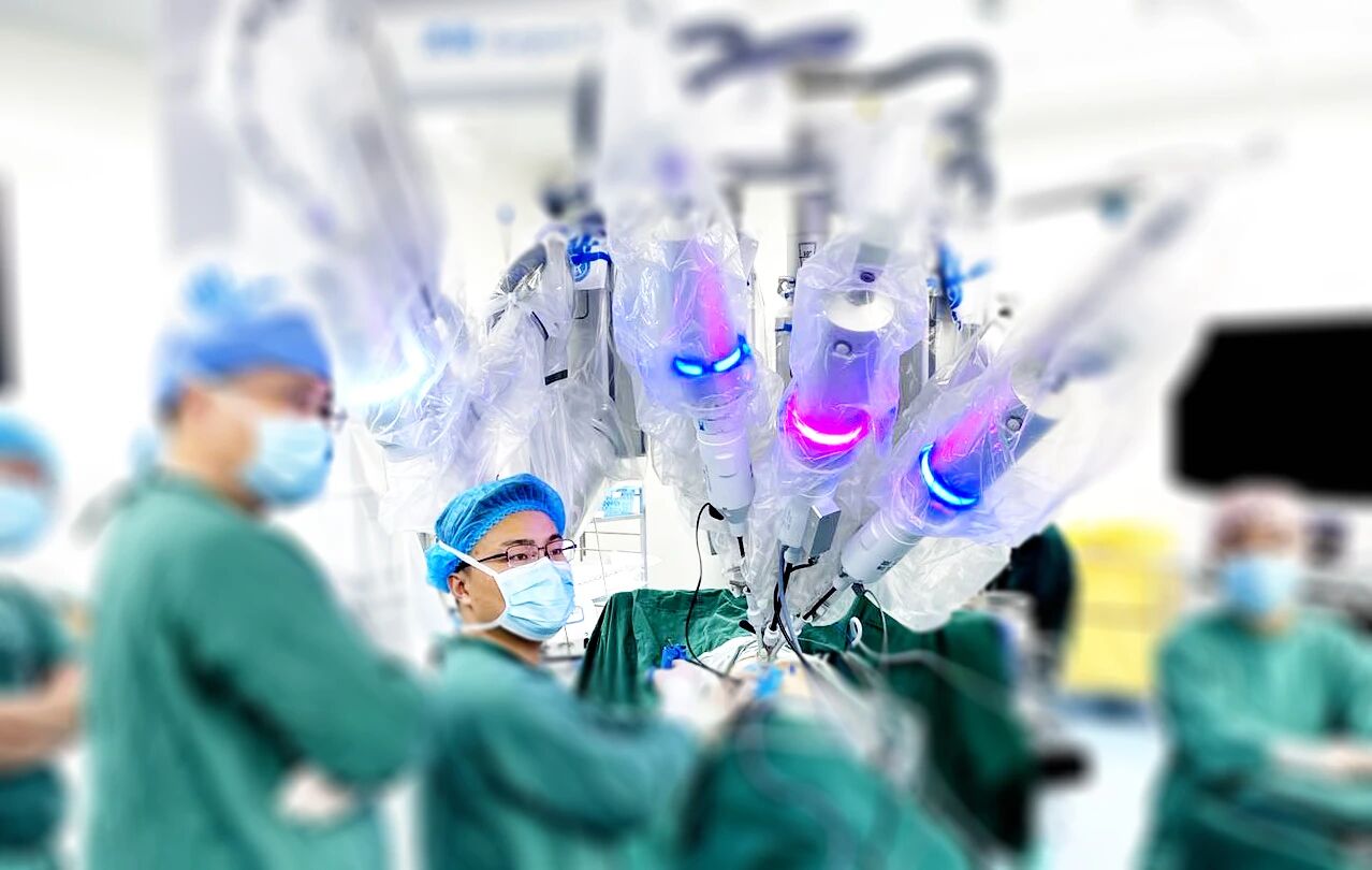 全球首创！深圳手术机器人演示拈花指引领医疗科技新风潮