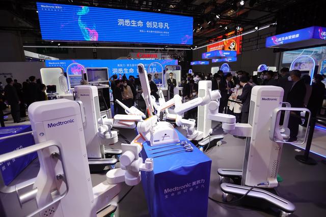 探进博会:最会手术“导航”定位的脊柱手术机器人(图1)